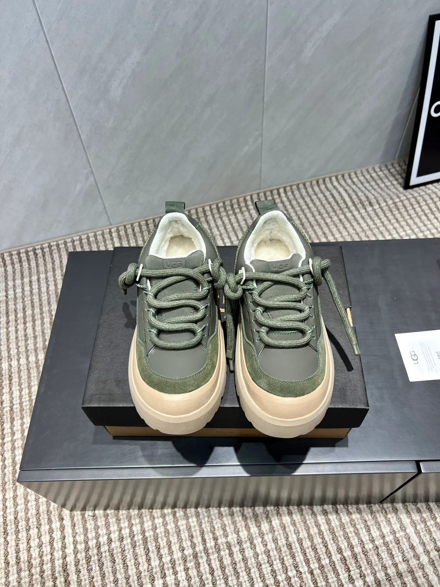 Factory: Couple P620💰 "Exclusive top version" UGG~25vs popular platform thick-soled casual shoes series... [Couple's thick-soled Maori casual shoes] A shoe that will not clash with shirts, simple partition design ➕ spotted outsole, silk curly upper, a must-have for autumn and winter, can be worn with any pants or skirt, very comfortable and good-looking... ❶Fabric: Original customized cow ➕ Sheepskin ❷Inner lining: original customized wool ❸Feet: original customized sheepskin ❹Outsole: original molded foam outsole ❺Number: 35-44 (Female 41. Male 45. Customized, non-returnable) ❻Packaging: Original full set of packaging ☀Color: Official website updated simultaneously